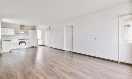 ampia-cucina-bianca-luminosa-con-finestre