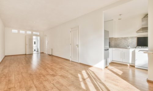 ampia-stanza-con-una-porta-bianca-aperta